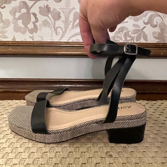 Ankle strap sandals - Picture 2 of 7